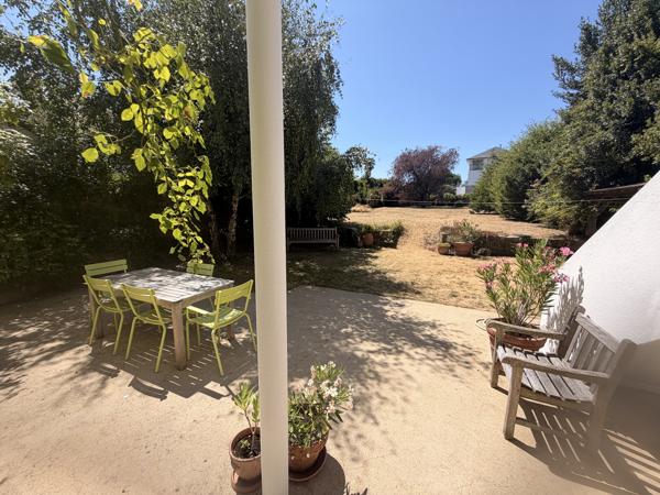 Maison familiale de caractère avec jardin paysager et terrain constructible en cœur de ville