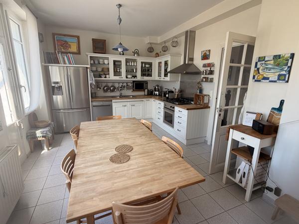 Maison familiale de caractère avec jardin paysager et terrain constructible en cœur de ville