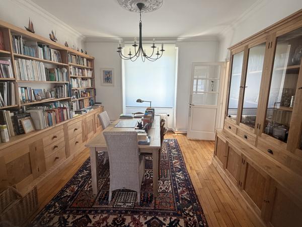 Maison familiale de caractère avec jardin paysager et terrain constructible en cœur de ville