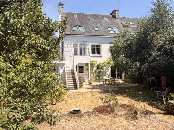 Maison familiale de caractère avec jardin paysager et terrain constructible en cœur de ville