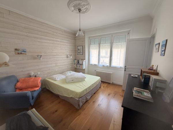 Maison familiale de caractère avec jardin paysager et terrain constructible en cœur de ville