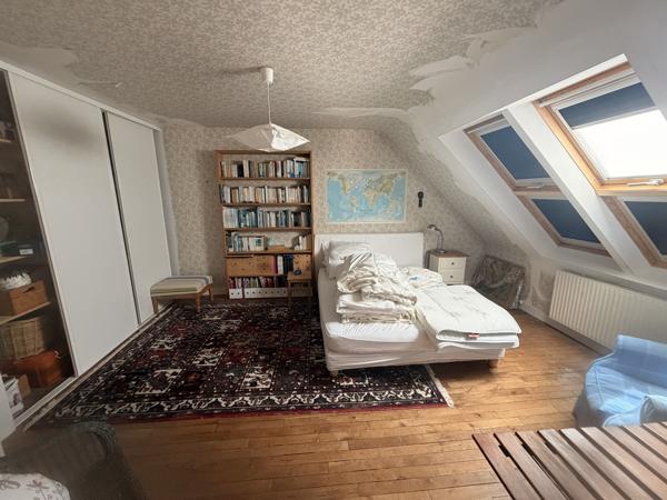 Maison familiale de caractère avec jardin paysager et terrain constructible en cœur de ville