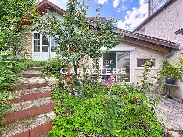 Maison en pierres atypique et dépendances au coeur d’un village authentique