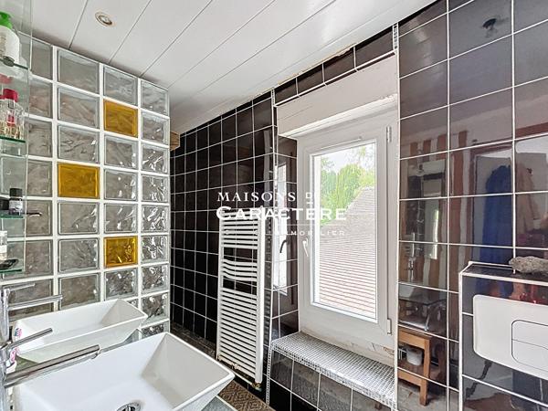 Maison en pierres atypique et dépendances au coeur d’un village authentique