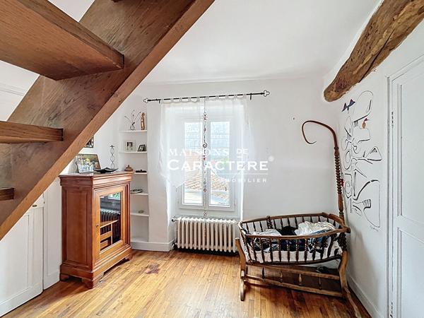 Maison en pierres atypique et dépendances au coeur d’un village authentique