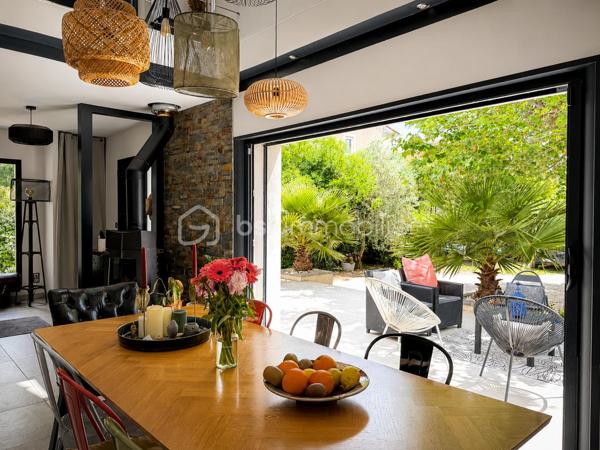 Située dans un environnement paisible et privilégié, cette maison rénovée avec goût d'environ 164 m² habitables sera séduire les amateurs de confort et tranquillité. Implantée sur un terrain clos, arboré de 900 m², elle offre un beau volume ainsi que des prestations de qualité.

Elle se compose :

Un espace de vie lumineux de 48m².
D'une cuisine équipée, pensée avec des matériaux de qualité se prolongeant naturellement sur la pièce de vie et offrant un accès direct à deux terrasses parfaites pour profiter des beaux jours.
1  suite parentale avec salle d'eau privative et son dressing.
2 chambres supplémentaires, chacune avec douche.
2 bureaux, parfaits pour le télétravail, espace de jeux ou chambre d'appoint.
1 buanderie fonctionnelle.
1 cellier et 3 toilettes.

Pour votre confort:
Climatisation réversible.
Poêle à bois.
Fenêtres double vitrage.
Menuiseries PVC et volets roulants électrique.
Exposition Sud. 

À l'extérieur, vous profiterez d'un terrain clos et arboré de 900 m², idéal pour la tranquillité et la sérénité.
2 belles terrasses ( côte sud et côte nord)
D'une piscine hors sol. 
4 à 5 emplacements de stationnement

Un bien rare, offrant un cadre de vie agréable, mêlant espace, fonctionnalités et sérénité, tout en restant proche des commodités essentielles ( école, commerce, arrêt de bus) , prêt à accueillir ses nouveaux propriétaires
