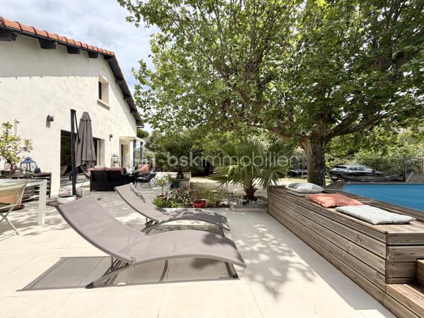 Située dans un environnement paisible et privilégié, cette maison rénovée avec goût d'environ 164 m² habitables sera séduire les amateurs de confort et tranquillité. Implantée sur un terrain clos, arboré de 900 m², elle offre un beau volume ainsi que des prestations de qualité.

Elle se compose :

Un espace de vie lumineux de 48m².
D'une cuisine équipée, pensée avec des matériaux de qualité se prolongeant naturellement sur la pièce de vie et offrant un accès direct à deux terrasses parfaites pour profiter des beaux jours.
1  suite parentale avec salle d'eau privative et son dressing.
2 chambres supplémentaires, chacune avec douche.
2 bureaux, parfaits pour le télétravail, espace de jeux ou chambre d'appoint.
1 buanderie fonctionnelle.
1 cellier et 3 toilettes.

Pour votre confort:
Climatisation réversible.
Poêle à bois.
Fenêtres double vitrage.
Menuiseries PVC et volets roulants électrique.
Exposition Sud. 

À l'extérieur, vous profiterez d'un terrain clos et arboré de 900 m², idéal pour la tranquillité et la sérénité.
2 belles terrasses ( côte sud et côte nord)
D'une piscine hors sol. 
4 à 5 emplacements de stationnement

Un bien rare, offrant un cadre de vie agréable, mêlant espace, fonctionnalités et sérénité, tout en restant proche des commodités essentielles ( école, commerce, arrêt de bus) , prêt à accueillir ses nouveaux propriétaires