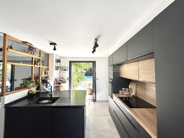 Située dans un environnement paisible et privilégié, cette maison rénovée avec goût d'environ 164 m² habitables sera séduire les amateurs de confort et tranquillité. Implantée sur un terrain clos, arboré de 900 m², elle offre un beau volume ainsi que des prestations de qualité.

Elle se compose :

Un espace de vie lumineux de 48m².
D'une cuisine équipée, pensée avec des matériaux de qualité se prolongeant naturellement sur la pièce de vie et offrant un accès direct à deux terrasses parfaites pour profiter des beaux jours.
1  suite parentale avec salle d'eau privative et son dressing.
2 chambres supplémentaires, chacune avec douche.
2 bureaux, parfaits pour le télétravail, espace de jeux ou chambre d'appoint.
1 buanderie fonctionnelle.
1 cellier et 3 toilettes.

Pour votre confort:
Climatisation réversible.
Poêle à bois.
Fenêtres double vitrage.
Menuiseries PVC et volets roulants électrique.
Exposition Sud. 

À l'extérieur, vous profiterez d'un terrain clos et arboré de 900 m², idéal pour la tranquillité et la sérénité.
2 belles terrasses ( côte sud et côte nord)
D'une piscine hors sol. 
4 à 5 emplacements de stationnement

Un bien rare, offrant un cadre de vie agréable, mêlant espace, fonctionnalités et sérénité, tout en restant proche des commodités essentielles ( école, commerce, arrêt de bus) , prêt à accueillir ses nouveaux propriétaires