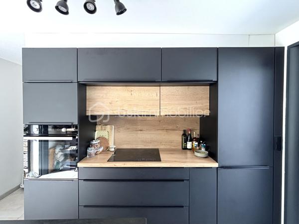 Située dans un environnement paisible et privilégié, cette maison rénovée avec goût d'environ 164 m² habitables sera séduire les amateurs de confort et tranquillité. Implantée sur un terrain clos, arboré de 900 m², elle offre un beau volume ainsi que des prestations de qualité.

Elle se compose :

Un espace de vie lumineux de 48m².
D'une cuisine équipée, pensée avec des matériaux de qualité se prolongeant naturellement sur la pièce de vie et offrant un accès direct à deux terrasses parfaites pour profiter des beaux jours.
1  suite parentale avec salle d'eau privative et son dressing.
2 chambres supplémentaires, chacune avec douche.
2 bureaux, parfaits pour le télétravail, espace de jeux ou chambre d'appoint.
1 buanderie fonctionnelle.
1 cellier et 3 toilettes.

Pour votre confort:
Climatisation réversible.
Poêle à bois.
Fenêtres double vitrage.
Menuiseries PVC et volets roulants électrique.
Exposition Sud. 

À l'extérieur, vous profiterez d'un terrain clos et arboré de 900 m², idéal pour la tranquillité et la sérénité.
2 belles terrasses ( côte sud et côte nord)
D'une piscine hors sol. 
4 à 5 emplacements de stationnement

Un bien rare, offrant un cadre de vie agréable, mêlant espace, fonctionnalités et sérénité, tout en restant proche des commodités essentielles ( école, commerce, arrêt de bus) , prêt à accueillir ses nouveaux propriétaires