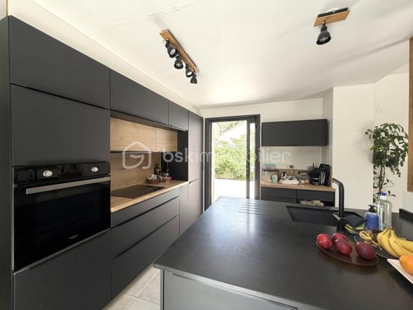 Située dans un environnement paisible et privilégié, cette maison rénovée avec goût d'environ 164 m² habitables sera séduire les amateurs de confort et tranquillité. Implantée sur un terrain clos, arboré de 900 m², elle offre un beau volume ainsi que des prestations de qualité.

Elle se compose :

Un espace de vie lumineux de 48m².
D'une cuisine équipée, pensée avec des matériaux de qualité se prolongeant naturellement sur la pièce de vie et offrant un accès direct à deux terrasses parfaites pour profiter des beaux jours.
1  suite parentale avec salle d'eau privative et son dressing.
2 chambres supplémentaires, chacune avec douche.
2 bureaux, parfaits pour le télétravail, espace de jeux ou chambre d'appoint.
1 buanderie fonctionnelle.
1 cellier et 3 toilettes.

Pour votre confort:
Climatisation réversible.
Poêle à bois.
Fenêtres double vitrage.
Menuiseries PVC et volets roulants électrique.
Exposition Sud. 

À l'extérieur, vous profiterez d'un terrain clos et arboré de 900 m², idéal pour la tranquillité et la sérénité.
2 belles terrasses ( côte sud et côte nord)
D'une piscine hors sol. 
4 à 5 emplacements de stationnement

Un bien rare, offrant un cadre de vie agréable, mêlant espace, fonctionnalités et sérénité, tout en restant proche des commodités essentielles ( école, commerce, arrêt de bus) , prêt à accueillir ses nouveaux propriétaires