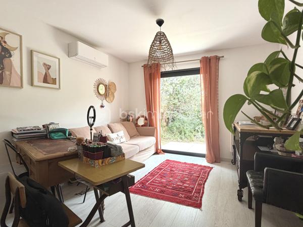 Située dans un environnement paisible et privilégié, cette maison rénovée avec goût d'environ 164 m² habitables sera séduire les amateurs de confort et tranquillité. Implantée sur un terrain clos, arboré de 900 m², elle offre un beau volume ainsi que des prestations de qualité.

Elle se compose :

Un espace de vie lumineux de 48m².
D'une cuisine équipée, pensée avec des matériaux de qualité se prolongeant naturellement sur la pièce de vie et offrant un accès direct à deux terrasses parfaites pour profiter des beaux jours.
1  suite parentale avec salle d'eau privative et son dressing.
2 chambres supplémentaires, chacune avec douche.
2 bureaux, parfaits pour le télétravail, espace de jeux ou chambre d'appoint.
1 buanderie fonctionnelle.
1 cellier et 3 toilettes.

Pour votre confort:
Climatisation réversible.
Poêle à bois.
Fenêtres double vitrage.
Menuiseries PVC et volets roulants électrique.
Exposition Sud. 

À l'extérieur, vous profiterez d'un terrain clos et arboré de 900 m², idéal pour la tranquillité et la sérénité.
2 belles terrasses ( côte sud et côte nord)
D'une piscine hors sol. 
4 à 5 emplacements de stationnement

Un bien rare, offrant un cadre de vie agréable, mêlant espace, fonctionnalités et sérénité, tout en restant proche des commodités essentielles ( école, commerce, arrêt de bus) , prêt à accueillir ses nouveaux propriétaires