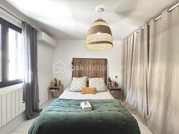 Située dans un environnement paisible et privilégié, cette maison rénovée avec goût d'environ 164 m² habitables sera séduire les amateurs de confort et tranquillité. Implantée sur un terrain clos, arboré de 900 m², elle offre un beau volume ainsi que des prestations de qualité.

Elle se compose :

Un espace de vie lumineux de 48m².
D'une cuisine équipée, pensée avec des matériaux de qualité se prolongeant naturellement sur la pièce de vie et offrant un accès direct à deux terrasses parfaites pour profiter des beaux jours.
1  suite parentale avec salle d'eau privative et son dressing.
2 chambres supplémentaires, chacune avec douche.
2 bureaux, parfaits pour le télétravail, espace de jeux ou chambre d'appoint.
1 buanderie fonctionnelle.
1 cellier et 3 toilettes.

Pour votre confort:
Climatisation réversible.
Poêle à bois.
Fenêtres double vitrage.
Menuiseries PVC et volets roulants électrique.
Exposition Sud. 

À l'extérieur, vous profiterez d'un terrain clos et arboré de 900 m², idéal pour la tranquillité et la sérénité.
2 belles terrasses ( côte sud et côte nord)
D'une piscine hors sol. 
4 à 5 emplacements de stationnement

Un bien rare, offrant un cadre de vie agréable, mêlant espace, fonctionnalités et sérénité, tout en restant proche des commodités essentielles ( école, commerce, arrêt de bus) , prêt à accueillir ses nouveaux propriétaires
