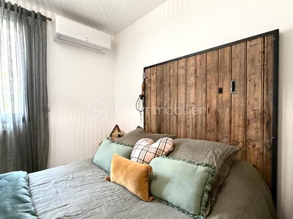 Située dans un environnement paisible et privilégié, cette maison rénovée avec goût d'environ 164 m² habitables sera séduire les amateurs de confort et tranquillité. Implantée sur un terrain clos, arboré de 900 m², elle offre un beau volume ainsi que des prestations de qualité.

Elle se compose :

Un espace de vie lumineux de 48m².
D'une cuisine équipée, pensée avec des matériaux de qualité se prolongeant naturellement sur la pièce de vie et offrant un accès direct à deux terrasses parfaites pour profiter des beaux jours.
1  suite parentale avec salle d'eau privative et son dressing.
2 chambres supplémentaires, chacune avec douche.
2 bureaux, parfaits pour le télétravail, espace de jeux ou chambre d'appoint.
1 buanderie fonctionnelle.
1 cellier et 3 toilettes.

Pour votre confort:
Climatisation réversible.
Poêle à bois.
Fenêtres double vitrage.
Menuiseries PVC et volets roulants électrique.
Exposition Sud. 

À l'extérieur, vous profiterez d'un terrain clos et arboré de 900 m², idéal pour la tranquillité et la sérénité.
2 belles terrasses ( côte sud et côte nord)
D'une piscine hors sol. 
4 à 5 emplacements de stationnement

Un bien rare, offrant un cadre de vie agréable, mêlant espace, fonctionnalités et sérénité, tout en restant proche des commodités essentielles ( école, commerce, arrêt de bus) , prêt à accueillir ses nouveaux propriétaires