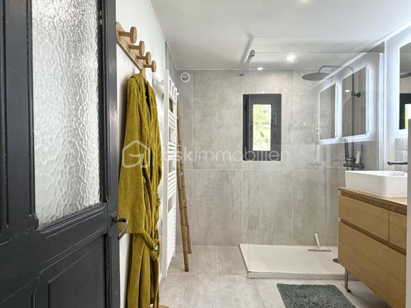 Située dans un environnement paisible et privilégié, cette maison rénovée avec goût d'environ 164 m² habitables sera séduire les amateurs de confort et tranquillité. Implantée sur un terrain clos, arboré de 900 m², elle offre un beau volume ainsi que des prestations de qualité.

Elle se compose :

Un espace de vie lumineux de 48m².
D'une cuisine équipée, pensée avec des matériaux de qualité se prolongeant naturellement sur la pièce de vie et offrant un accès direct à deux terrasses parfaites pour profiter des beaux jours.
1  suite parentale avec salle d'eau privative et son dressing.
2 chambres supplémentaires, chacune avec douche.
2 bureaux, parfaits pour le télétravail, espace de jeux ou chambre d'appoint.
1 buanderie fonctionnelle.
1 cellier et 3 toilettes.

Pour votre confort:
Climatisation réversible.
Poêle à bois.
Fenêtres double vitrage.
Menuiseries PVC et volets roulants électrique.
Exposition Sud. 

À l'extérieur, vous profiterez d'un terrain clos et arboré de 900 m², idéal pour la tranquillité et la sérénité.
2 belles terrasses ( côte sud et côte nord)
D'une piscine hors sol. 
4 à 5 emplacements de stationnement

Un bien rare, offrant un cadre de vie agréable, mêlant espace, fonctionnalités et sérénité, tout en restant proche des commodités essentielles ( école, commerce, arrêt de bus) , prêt à accueillir ses nouveaux propriétaires