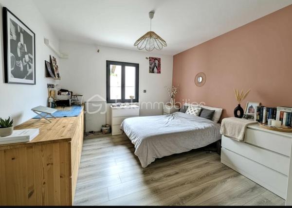 Située dans un environnement paisible et privilégié, cette maison rénovée avec goût d'environ 164 m² habitables sera séduire les amateurs de confort et tranquillité. Implantée sur un terrain clos, arboré de 900 m², elle offre un beau volume ainsi que des prestations de qualité.

Elle se compose :

Un espace de vie lumineux de 48m².
D'une cuisine équipée, pensée avec des matériaux de qualité se prolongeant naturellement sur la pièce de vie et offrant un accès direct à deux terrasses parfaites pour profiter des beaux jours.
1  suite parentale avec salle d'eau privative et son dressing.
2 chambres supplémentaires, chacune avec douche.
2 bureaux, parfaits pour le télétravail, espace de jeux ou chambre d'appoint.
1 buanderie fonctionnelle.
1 cellier et 3 toilettes.

Pour votre confort:
Climatisation réversible.
Poêle à bois.
Fenêtres double vitrage.
Menuiseries PVC et volets roulants électrique.
Exposition Sud. 

À l'extérieur, vous profiterez d'un terrain clos et arboré de 900 m², idéal pour la tranquillité et la sérénité.
2 belles terrasses ( côte sud et côte nord)
D'une piscine hors sol. 
4 à 5 emplacements de stationnement

Un bien rare, offrant un cadre de vie agréable, mêlant espace, fonctionnalités et sérénité, tout en restant proche des commodités essentielles ( école, commerce, arrêt de bus) , prêt à accueillir ses nouveaux propriétaires