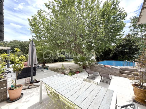 Située dans un environnement paisible et privilégié, cette maison rénovée avec goût d'environ 164 m² habitables sera séduire les amateurs de confort et tranquillité. Implantée sur un terrain clos, arboré de 900 m², elle offre un beau volume ainsi que des prestations de qualité.

Elle se compose :

Un espace de vie lumineux de 48m².
D'une cuisine équipée, pensée avec des matériaux de qualité se prolongeant naturellement sur la pièce de vie et offrant un accès direct à deux terrasses parfaites pour profiter des beaux jours.
1  suite parentale avec salle d'eau privative et son dressing.
2 chambres supplémentaires, chacune avec douche.
2 bureaux, parfaits pour le télétravail, espace de jeux ou chambre d'appoint.
1 buanderie fonctionnelle.
1 cellier et 3 toilettes.

Pour votre confort:
Climatisation réversible.
Poêle à bois.
Fenêtres double vitrage.
Menuiseries PVC et volets roulants électrique.
Exposition Sud. 

À l'extérieur, vous profiterez d'un terrain clos et arboré de 900 m², idéal pour la tranquillité et la sérénité.
2 belles terrasses ( côte sud et côte nord)
D'une piscine hors sol. 
4 à 5 emplacements de stationnement

Un bien rare, offrant un cadre de vie agréable, mêlant espace, fonctionnalités et sérénité, tout en restant proche des commodités essentielles ( école, commerce, arrêt de bus) , prêt à accueillir ses nouveaux propriétaires