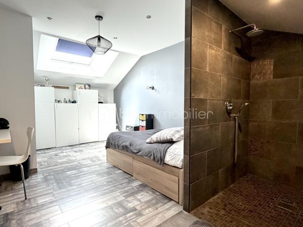 Située dans un environnement paisible et privilégié, cette maison rénovée avec goût d'environ 164 m² habitables sera séduire les amateurs de confort et tranquillité. Implantée sur un terrain clos, arboré de 900 m², elle offre un beau volume ainsi que des prestations de qualité.

Elle se compose :

Un espace de vie lumineux de 48m².
D'une cuisine équipée, pensée avec des matériaux de qualité se prolongeant naturellement sur la pièce de vie et offrant un accès direct à deux terrasses parfaites pour profiter des beaux jours.
1  suite parentale avec salle d'eau privative et son dressing.
2 chambres supplémentaires, chacune avec douche.
2 bureaux, parfaits pour le télétravail, espace de jeux ou chambre d'appoint.
1 buanderie fonctionnelle.
1 cellier et 3 toilettes.

Pour votre confort:
Climatisation réversible.
Poêle à bois.
Fenêtres double vitrage.
Menuiseries PVC et volets roulants électrique.
Exposition Sud. 

À l'extérieur, vous profiterez d'un terrain clos et arboré de 900 m², idéal pour la tranquillité et la sérénité.
2 belles terrasses ( côte sud et côte nord)
D'une piscine hors sol. 
4 à 5 emplacements de stationnement

Un bien rare, offrant un cadre de vie agréable, mêlant espace, fonctionnalités et sérénité, tout en restant proche des commodités essentielles ( école, commerce, arrêt de bus) , prêt à accueillir ses nouveaux propriétaires