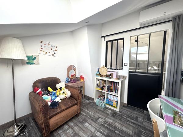 Située dans un environnement paisible et privilégié, cette maison rénovée avec goût d'environ 164 m² habitables sera séduire les amateurs de confort et tranquillité. Implantée sur un terrain clos, arboré de 900 m², elle offre un beau volume ainsi que des prestations de qualité.

Elle se compose :

Un espace de vie lumineux de 48m².
D'une cuisine équipée, pensée avec des matériaux de qualité se prolongeant naturellement sur la pièce de vie et offrant un accès direct à deux terrasses parfaites pour profiter des beaux jours.
1  suite parentale avec salle d'eau privative et son dressing.
2 chambres supplémentaires, chacune avec douche.
2 bureaux, parfaits pour le télétravail, espace de jeux ou chambre d'appoint.
1 buanderie fonctionnelle.
1 cellier et 3 toilettes.

Pour votre confort:
Climatisation réversible.
Poêle à bois.
Fenêtres double vitrage.
Menuiseries PVC et volets roulants électrique.
Exposition Sud. 

À l'extérieur, vous profiterez d'un terrain clos et arboré de 900 m², idéal pour la tranquillité et la sérénité.
2 belles terrasses ( côte sud et côte nord)
D'une piscine hors sol. 
4 à 5 emplacements de stationnement

Un bien rare, offrant un cadre de vie agréable, mêlant espace, fonctionnalités et sérénité, tout en restant proche des commodités essentielles ( école, commerce, arrêt de bus) , prêt à accueillir ses nouveaux propriétaires