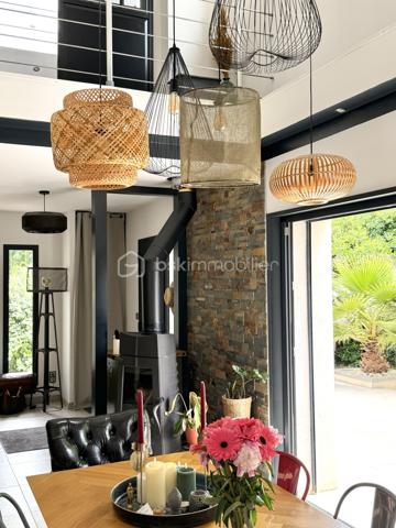 Située dans un environnement paisible et privilégié, cette maison rénovée avec goût d'environ 164 m² habitables sera séduire les amateurs de confort et tranquillité. Implantée sur un terrain clos, arboré de 900 m², elle offre un beau volume ainsi que des prestations de qualité.

Elle se compose :

Un espace de vie lumineux de 48m².
D'une cuisine équipée, pensée avec des matériaux de qualité se prolongeant naturellement sur la pièce de vie et offrant un accès direct à deux terrasses parfaites pour profiter des beaux jours.
1  suite parentale avec salle d'eau privative et son dressing.
2 chambres supplémentaires, chacune avec douche.
2 bureaux, parfaits pour le télétravail, espace de jeux ou chambre d'appoint.
1 buanderie fonctionnelle.
1 cellier et 3 toilettes.

Pour votre confort:
Climatisation réversible.
Poêle à bois.
Fenêtres double vitrage.
Menuiseries PVC et volets roulants électrique.
Exposition Sud. 

À l'extérieur, vous profiterez d'un terrain clos et arboré de 900 m², idéal pour la tranquillité et la sérénité.
2 belles terrasses ( côte sud et côte nord)
D'une piscine hors sol. 
4 à 5 emplacements de stationnement

Un bien rare, offrant un cadre de vie agréable, mêlant espace, fonctionnalités et sérénité, tout en restant proche des commodités essentielles ( école, commerce, arrêt de bus) , prêt à accueillir ses nouveaux propriétaires