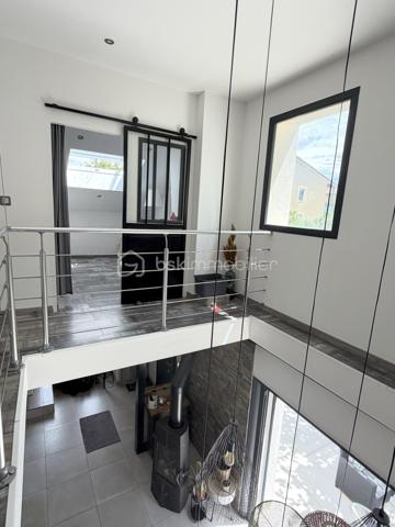 Située dans un environnement paisible et privilégié, cette maison rénovée avec goût d'environ 164 m² habitables sera séduire les amateurs de confort et tranquillité. Implantée sur un terrain clos, arboré de 900 m², elle offre un beau volume ainsi que des prestations de qualité.

Elle se compose :

Un espace de vie lumineux de 48m².
D'une cuisine équipée, pensée avec des matériaux de qualité se prolongeant naturellement sur la pièce de vie et offrant un accès direct à deux terrasses parfaites pour profiter des beaux jours.
1  suite parentale avec salle d'eau privative et son dressing.
2 chambres supplémentaires, chacune avec douche.
2 bureaux, parfaits pour le télétravail, espace de jeux ou chambre d'appoint.
1 buanderie fonctionnelle.
1 cellier et 3 toilettes.

Pour votre confort:
Climatisation réversible.
Poêle à bois.
Fenêtres double vitrage.
Menuiseries PVC et volets roulants électrique.
Exposition Sud. 

À l'extérieur, vous profiterez d'un terrain clos et arboré de 900 m², idéal pour la tranquillité et la sérénité.
2 belles terrasses ( côte sud et côte nord)
D'une piscine hors sol. 
4 à 5 emplacements de stationnement

Un bien rare, offrant un cadre de vie agréable, mêlant espace, fonctionnalités et sérénité, tout en restant proche des commodités essentielles ( école, commerce, arrêt de bus) , prêt à accueillir ses nouveaux propriétaires