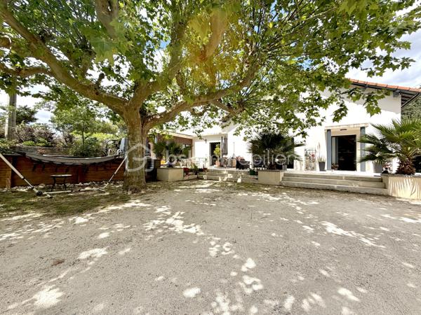 Située dans un environnement paisible et privilégié, cette maison rénovée avec goût d'environ 164 m² habitables sera séduire les amateurs de confort et tranquillité. Implantée sur un terrain clos, arboré de 900 m², elle offre un beau volume ainsi que des prestations de qualité.

Elle se compose :

Un espace de vie lumineux de 48m².
D'une cuisine équipée, pensée avec des matériaux de qualité se prolongeant naturellement sur la pièce de vie et offrant un accès direct à deux terrasses parfaites pour profiter des beaux jours.
1  suite parentale avec salle d'eau privative et son dressing.
2 chambres supplémentaires, chacune avec douche.
2 bureaux, parfaits pour le télétravail, espace de jeux ou chambre d'appoint.
1 buanderie fonctionnelle.
1 cellier et 3 toilettes.

Pour votre confort:
Climatisation réversible.
Poêle à bois.
Fenêtres double vitrage.
Menuiseries PVC et volets roulants électrique.
Exposition Sud. 

À l'extérieur, vous profiterez d'un terrain clos et arboré de 900 m², idéal pour la tranquillité et la sérénité.
2 belles terrasses ( côte sud et côte nord)
D'une piscine hors sol. 
4 à 5 emplacements de stationnement

Un bien rare, offrant un cadre de vie agréable, mêlant espace, fonctionnalités et sérénité, tout en restant proche des commodités essentielles ( école, commerce, arrêt de bus) , prêt à accueillir ses nouveaux propriétaires
