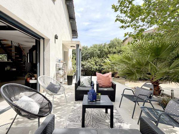 Située dans un environnement paisible et privilégié, cette maison rénovée avec goût d'environ 164 m² habitables sera séduire les amateurs de confort et tranquillité. Implantée sur un terrain clos, arboré de 900 m², elle offre un beau volume ainsi que des prestations de qualité.

Elle se compose :

Un espace de vie lumineux de 48m².
D'une cuisine équipée, pensée avec des matériaux de qualité se prolongeant naturellement sur la pièce de vie et offrant un accès direct à deux terrasses parfaites pour profiter des beaux jours.
1  suite parentale avec salle d'eau privative et son dressing.
2 chambres supplémentaires, chacune avec douche.
2 bureaux, parfaits pour le télétravail, espace de jeux ou chambre d'appoint.
1 buanderie fonctionnelle.
1 cellier et 3 toilettes.

Pour votre confort:
Climatisation réversible.
Poêle à bois.
Fenêtres double vitrage.
Menuiseries PVC et volets roulants électrique.
Exposition Sud. 

À l'extérieur, vous profiterez d'un terrain clos et arboré de 900 m², idéal pour la tranquillité et la sérénité.
2 belles terrasses ( côte sud et côte nord)
D'une piscine hors sol. 
4 à 5 emplacements de stationnement

Un bien rare, offrant un cadre de vie agréable, mêlant espace, fonctionnalités et sérénité, tout en restant proche des commodités essentielles ( école, commerce, arrêt de bus) , prêt à accueillir ses nouveaux propriétaires