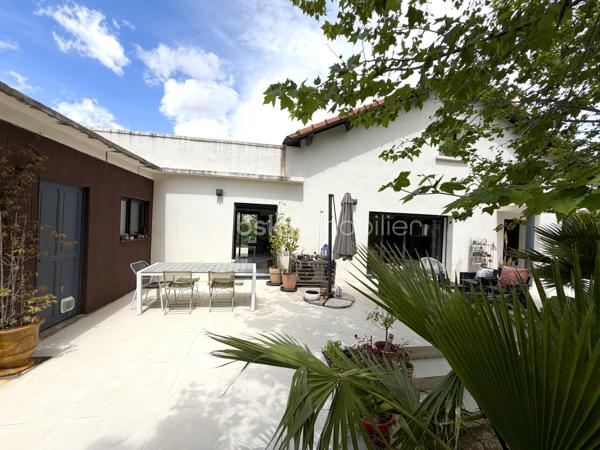 Située dans un environnement paisible et privilégié, cette maison rénovée avec goût d'environ 164 m² habitables sera séduire les amateurs de confort et tranquillité. Implantée sur un terrain clos, arboré de 900 m², elle offre un beau volume ainsi que des prestations de qualité.

Elle se compose :

Un espace de vie lumineux de 48m².
D'une cuisine équipée, pensée avec des matériaux de qualité se prolongeant naturellement sur la pièce de vie et offrant un accès direct à deux terrasses parfaites pour profiter des beaux jours.
1  suite parentale avec salle d'eau privative et son dressing.
2 chambres supplémentaires, chacune avec douche.
2 bureaux, parfaits pour le télétravail, espace de jeux ou chambre d'appoint.
1 buanderie fonctionnelle.
1 cellier et 3 toilettes.

Pour votre confort:
Climatisation réversible.
Poêle à bois.
Fenêtres double vitrage.
Menuiseries PVC et volets roulants électrique.
Exposition Sud. 

À l'extérieur, vous profiterez d'un terrain clos et arboré de 900 m², idéal pour la tranquillité et la sérénité.
2 belles terrasses ( côte sud et côte nord)
D'une piscine hors sol. 
4 à 5 emplacements de stationnement

Un bien rare, offrant un cadre de vie agréable, mêlant espace, fonctionnalités et sérénité, tout en restant proche des commodités essentielles ( école, commerce, arrêt de bus) , prêt à accueillir ses nouveaux propriétaires