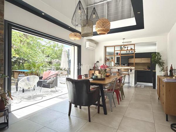 Située dans un environnement paisible et privilégié, cette maison rénovée avec goût d'environ 164 m² habitables sera séduire les amateurs de confort et tranquillité. Implantée sur un terrain clos, arboré de 900 m², elle offre un beau volume ainsi que des prestations de qualité.

Elle se compose :

Un espace de vie lumineux de 48m².
D'une cuisine équipée, pensée avec des matériaux de qualité se prolongeant naturellement sur la pièce de vie et offrant un accès direct à deux terrasses parfaites pour profiter des beaux jours.
1  suite parentale avec salle d'eau privative et son dressing.
2 chambres supplémentaires, chacune avec douche.
2 bureaux, parfaits pour le télétravail, espace de jeux ou chambre d'appoint.
1 buanderie fonctionnelle.
1 cellier et 3 toilettes.

Pour votre confort:
Climatisation réversible.
Poêle à bois.
Fenêtres double vitrage.
Menuiseries PVC et volets roulants électrique.
Exposition Sud. 

À l'extérieur, vous profiterez d'un terrain clos et arboré de 900 m², idéal pour la tranquillité et la sérénité.
2 belles terrasses ( côte sud et côte nord)
D'une piscine hors sol. 
4 à 5 emplacements de stationnement

Un bien rare, offrant un cadre de vie agréable, mêlant espace, fonctionnalités et sérénité, tout en restant proche des commodités essentielles ( école, commerce, arrêt de bus) , prêt à accueillir ses nouveaux propriétaires