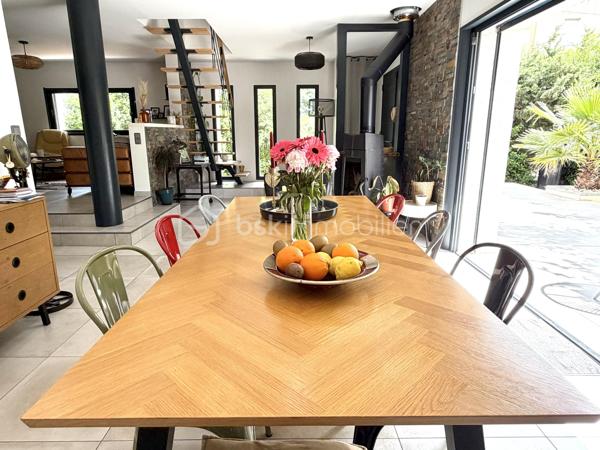 Située dans un environnement paisible et privilégié, cette maison rénovée avec goût d'environ 164 m² habitables sera séduire les amateurs de confort et tranquillité. Implantée sur un terrain clos, arboré de 900 m², elle offre un beau volume ainsi que des prestations de qualité.

Elle se compose :

Un espace de vie lumineux de 48m².
D'une cuisine équipée, pensée avec des matériaux de qualité se prolongeant naturellement sur la pièce de vie et offrant un accès direct à deux terrasses parfaites pour profiter des beaux jours.
1  suite parentale avec salle d'eau privative et son dressing.
2 chambres supplémentaires, chacune avec douche.
2 bureaux, parfaits pour le télétravail, espace de jeux ou chambre d'appoint.
1 buanderie fonctionnelle.
1 cellier et 3 toilettes.

Pour votre confort:
Climatisation réversible.
Poêle à bois.
Fenêtres double vitrage.
Menuiseries PVC et volets roulants électrique.
Exposition Sud. 

À l'extérieur, vous profiterez d'un terrain clos et arboré de 900 m², idéal pour la tranquillité et la sérénité.
2 belles terrasses ( côte sud et côte nord)
D'une piscine hors sol. 
4 à 5 emplacements de stationnement

Un bien rare, offrant un cadre de vie agréable, mêlant espace, fonctionnalités et sérénité, tout en restant proche des commodités essentielles ( école, commerce, arrêt de bus) , prêt à accueillir ses nouveaux propriétaires