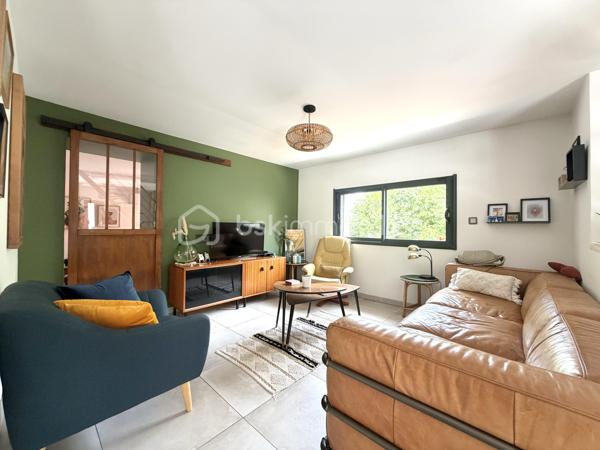 Située dans un environnement paisible et privilégié, cette maison rénovée avec goût d'environ 164 m² habitables sera séduire les amateurs de confort et tranquillité. Implantée sur un terrain clos, arboré de 900 m², elle offre un beau volume ainsi que des prestations de qualité.

Elle se compose :

Un espace de vie lumineux de 48m².
D'une cuisine équipée, pensée avec des matériaux de qualité se prolongeant naturellement sur la pièce de vie et offrant un accès direct à deux terrasses parfaites pour profiter des beaux jours.
1  suite parentale avec salle d'eau privative et son dressing.
2 chambres supplémentaires, chacune avec douche.
2 bureaux, parfaits pour le télétravail, espace de jeux ou chambre d'appoint.
1 buanderie fonctionnelle.
1 cellier et 3 toilettes.

Pour votre confort:
Climatisation réversible.
Poêle à bois.
Fenêtres double vitrage.
Menuiseries PVC et volets roulants électrique.
Exposition Sud. 

À l'extérieur, vous profiterez d'un terrain clos et arboré de 900 m², idéal pour la tranquillité et la sérénité.
2 belles terrasses ( côte sud et côte nord)
D'une piscine hors sol. 
4 à 5 emplacements de stationnement

Un bien rare, offrant un cadre de vie agréable, mêlant espace, fonctionnalités et sérénité, tout en restant proche des commodités essentielles ( école, commerce, arrêt de bus) , prêt à accueillir ses nouveaux propriétaires