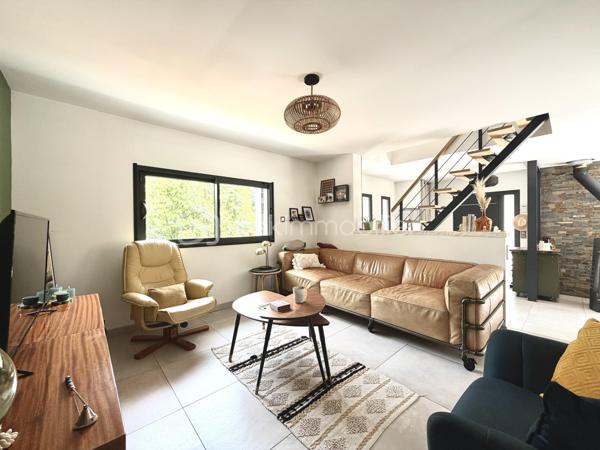 Située dans un environnement paisible et privilégié, cette maison rénovée avec goût d'environ 164 m² habitables sera séduire les amateurs de confort et tranquillité. Implantée sur un terrain clos, arboré de 900 m², elle offre un beau volume ainsi que des prestations de qualité.

Elle se compose :

Un espace de vie lumineux de 48m².
D'une cuisine équipée, pensée avec des matériaux de qualité se prolongeant naturellement sur la pièce de vie et offrant un accès direct à deux terrasses parfaites pour profiter des beaux jours.
1  suite parentale avec salle d'eau privative et son dressing.
2 chambres supplémentaires, chacune avec douche.
2 bureaux, parfaits pour le télétravail, espace de jeux ou chambre d'appoint.
1 buanderie fonctionnelle.
1 cellier et 3 toilettes.

Pour votre confort:
Climatisation réversible.
Poêle à bois.
Fenêtres double vitrage.
Menuiseries PVC et volets roulants électrique.
Exposition Sud. 

À l'extérieur, vous profiterez d'un terrain clos et arboré de 900 m², idéal pour la tranquillité et la sérénité.
2 belles terrasses ( côte sud et côte nord)
D'une piscine hors sol. 
4 à 5 emplacements de stationnement

Un bien rare, offrant un cadre de vie agréable, mêlant espace, fonctionnalités et sérénité, tout en restant proche des commodités essentielles ( école, commerce, arrêt de bus) , prêt à accueillir ses nouveaux propriétaires