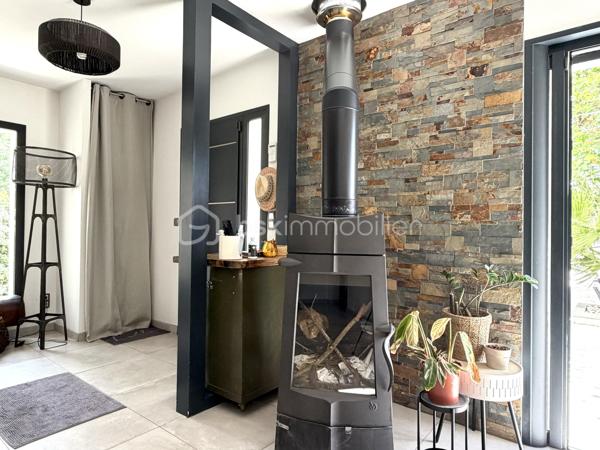 Située dans un environnement paisible et privilégié, cette maison rénovée avec goût d'environ 164 m² habitables sera séduire les amateurs de confort et tranquillité. Implantée sur un terrain clos, arboré de 900 m², elle offre un beau volume ainsi que des prestations de qualité.

Elle se compose :

Un espace de vie lumineux de 48m².
D'une cuisine équipée, pensée avec des matériaux de qualité se prolongeant naturellement sur la pièce de vie et offrant un accès direct à deux terrasses parfaites pour profiter des beaux jours.
1  suite parentale avec salle d'eau privative et son dressing.
2 chambres supplémentaires, chacune avec douche.
2 bureaux, parfaits pour le télétravail, espace de jeux ou chambre d'appoint.
1 buanderie fonctionnelle.
1 cellier et 3 toilettes.

Pour votre confort:
Climatisation réversible.
Poêle à bois.
Fenêtres double vitrage.
Menuiseries PVC et volets roulants électrique.
Exposition Sud. 

À l'extérieur, vous profiterez d'un terrain clos et arboré de 900 m², idéal pour la tranquillité et la sérénité.
2 belles terrasses ( côte sud et côte nord)
D'une piscine hors sol. 
4 à 5 emplacements de stationnement

Un bien rare, offrant un cadre de vie agréable, mêlant espace, fonctionnalités et sérénité, tout en restant proche des commodités essentielles ( école, commerce, arrêt de bus) , prêt à accueillir ses nouveaux propriétaires