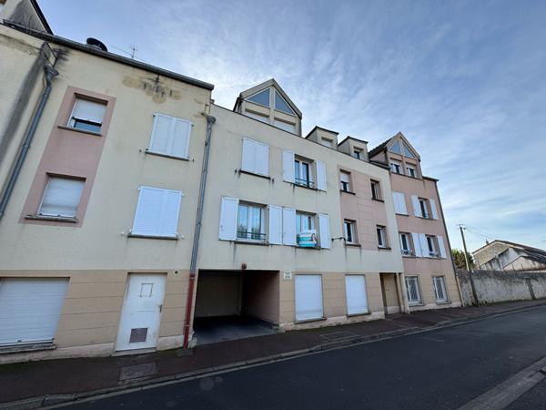 Appartement F4-F5 de 110 m2 avec box en sous-sol et ascenseurs - Etampes, centre-ville