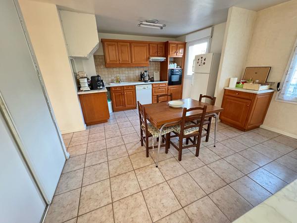 Appartement F4-F5 de 110 m2 avec box en sous-sol et ascenseurs - Etampes, centre-ville