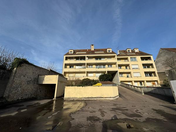 Appartement F4-F5 de 110 m2 avec box en sous-sol et ascenseurs - Etampes, centre-ville