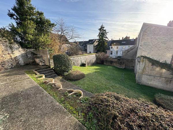 Appartement F4-F5 de 110 m2 avec box en sous-sol et ascenseurs - Etampes, centre-ville