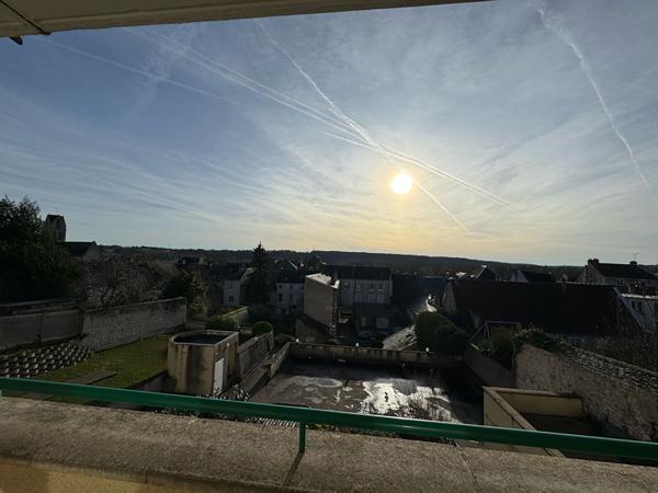 Appartement F4-F5 de 110 m2 avec box en sous-sol et ascenseurs - Etampes, centre-ville