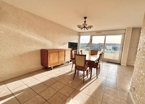 Appartement F4-F5 de 110 m2 avec box en sous-sol et ascenseurs - Etampes, centre-ville