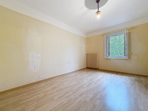 Lauris - Fort potentiel - Maison 154 m² sur un terrain clôturé d'environ 740 m²