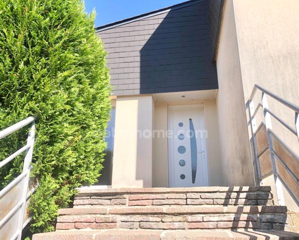 Maison familiale individuelle lumineuse à l’architecture moderne, 5 pièces, 3 chambres et un bureau, sur sous-sol complet, et terrain clos à Mouzon (08) proche de la Belgique.