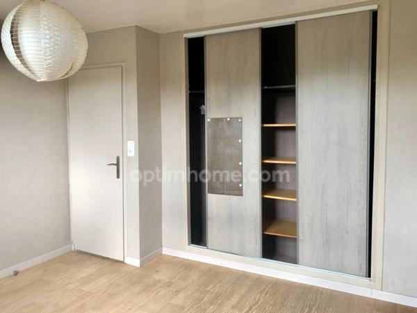 Maison familiale individuelle lumineuse à l’architecture moderne, 5 pièces, 3 chambres et un bureau, sur sous-sol complet, et terrain clos à Mouzon (08) proche de la Belgique.