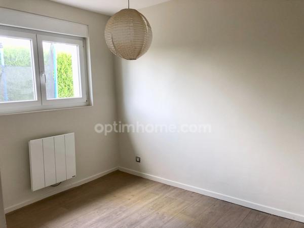 Maison familiale individuelle lumineuse à l’architecture moderne, 5 pièces, 3 chambres et un bureau, sur sous-sol complet, et terrain clos à Mouzon (08) proche de la Belgique.