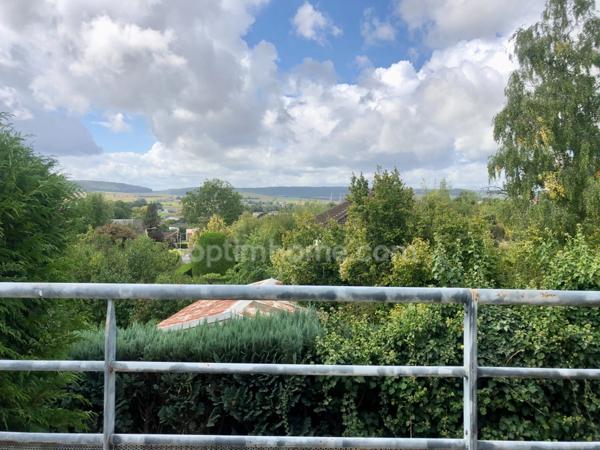 Maison familiale individuelle lumineuse à l’architecture moderne, 5 pièces, 3 chambres et un bureau, sur sous-sol complet, et terrain clos à Mouzon (08) proche de la Belgique.