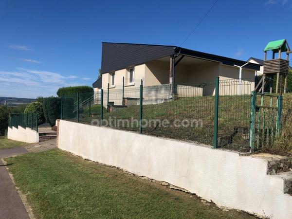 Maison familiale individuelle lumineuse à l’architecture moderne, 5 pièces, 3 chambres et un bureau, sur sous-sol complet, et terrain clos à Mouzon (08) proche de la Belgique.
