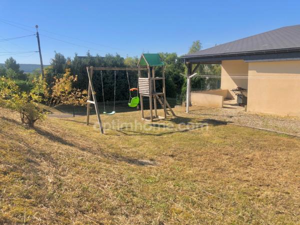 Maison familiale individuelle lumineuse à l’architecture moderne, 5 pièces, 3 chambres et un bureau, sur sous-sol complet, et terrain clos à Mouzon (08) proche de la Belgique.