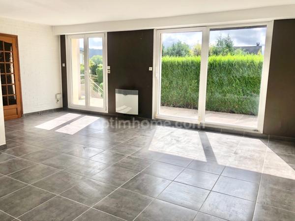 Maison familiale individuelle lumineuse à l’architecture moderne, 5 pièces, 3 chambres et un bureau, sur sous-sol complet, et terrain clos à Mouzon (08) proche de la Belgique.