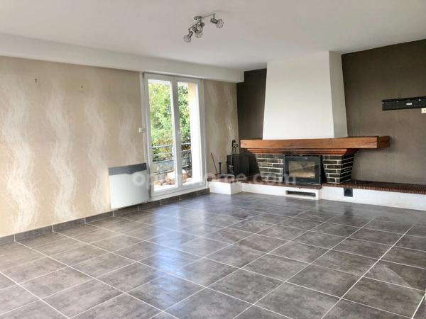 Maison familiale individuelle lumineuse à l’architecture moderne, 5 pièces, 3 chambres et un bureau, sur sous-sol complet, et terrain clos à Mouzon (08) proche de la Belgique.