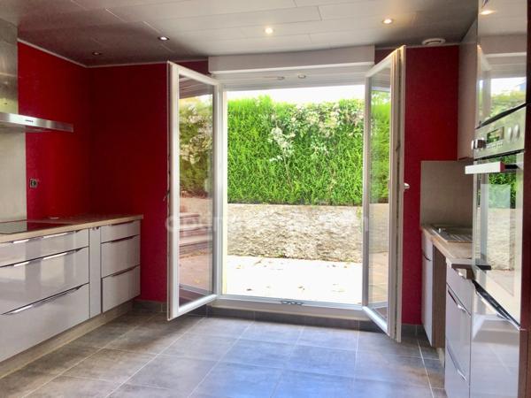 Maison familiale individuelle lumineuse à l’architecture moderne, 5 pièces, 3 chambres et un bureau, sur sous-sol complet, et terrain clos à Mouzon (08) proche de la Belgique.