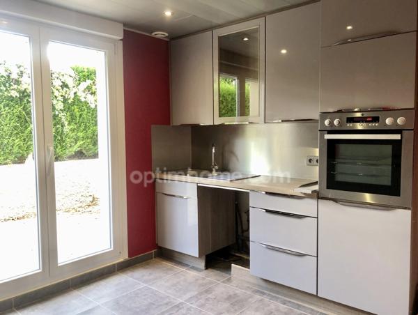 Maison familiale individuelle lumineuse à l’architecture moderne, 5 pièces, 3 chambres et un bureau, sur sous-sol complet, et terrain clos à Mouzon (08) proche de la Belgique.