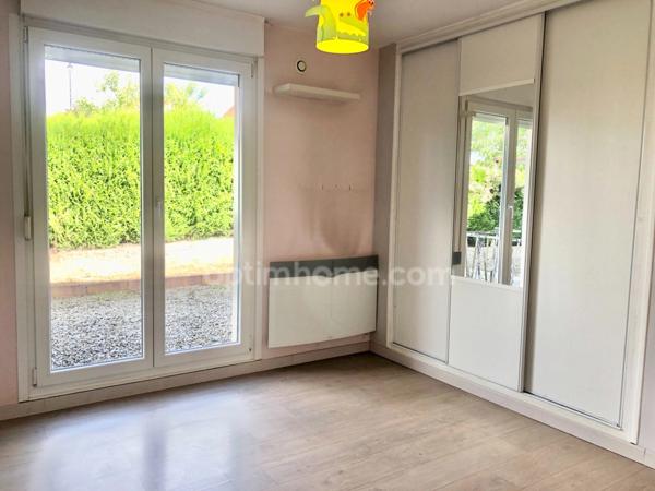 Maison familiale individuelle lumineuse à l’architecture moderne, 5 pièces, 3 chambres et un bureau, sur sous-sol complet, et terrain clos à Mouzon (08) proche de la Belgique.